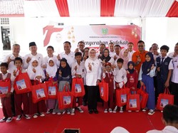 Bupati Indramayu Salurkan 1.000 Pasang Sepatu untuk Siswa Tak Mampu