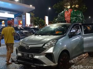 Cara Pemudik Usir Jenuh di Tengah Macet Cara Pemudik Usir Jenuh di Tengah Macet