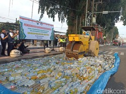 1.973 Botol Miras Hasil Operasi Pekat di Kota Blitar Dimusnahkan