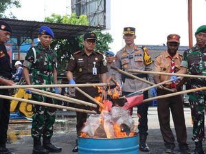 Ratusan Miras dan Narkoba Hasil Operasi Pekat Polres Batu Dimusnahkan Ratusan Miras dan Narkoba Hasil Operasi Pekat Polres Batu Dimusnahkan