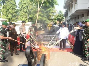 Narkoba-Miras Dimusnahkan Usai Apel Ops Ketupat Semeru di Kota Kediri Narkoba-Miras Dimusnahkan Usai Apel Ops Ketupat Semeru di Kota Kediri
