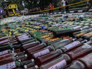 Petugas Musnahkan 25 Ribu Botol Miras di Cibinong Bogor
