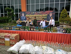Polres Gresik Sita Ratusan Botol Miras Cegah Pesta Saat Malam Takbir