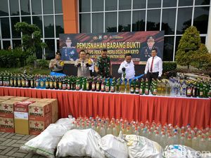Polres Gresik Sita Ratusan Botol Miras Cegah Pesta Saat Malam Takbir Polres Gresik Sita Ratusan Botol Miras Cegah Pesta Saat Malam Takbir
