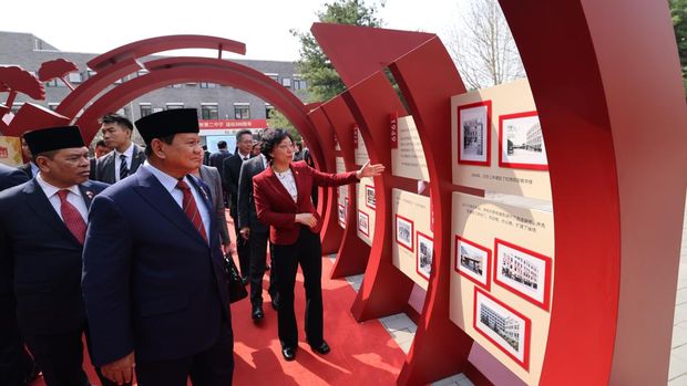 Presiden terpilih 2024-2029 Prabowo Subianto menyempatkan untuk berkunjung ke sekolah Beijing No. 2 Middle School, di Dongcheng District, Beijing, China pada Selasa (2/4) guna meninjau penerapan program makan siang untuk siswa.