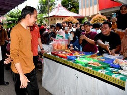 Momen Jokowi Berburu Takjil di Jambi, Beli Mi Goreng hingga Es Tebu