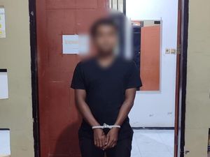 Hendak Kabur, Penjambret iPhone Tabrak Mobil lalu Ditangkap Hendak Kabur, Penjambret iPhone Tabrak Mobil lalu Ditangkap