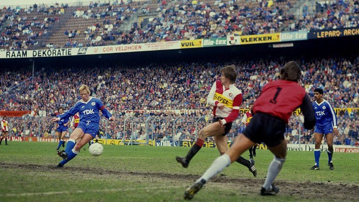 Ronald Koeman, Ajax (l-r) Ronald Koeman of Ajax, Ivan Nielsen of Feyenoord, goalkeeper Joop Hiele of Feyenoord, Frank Rijkaard of Ajax during the match between Feyenoord and Ajax at De Kuip on March 30, 1986 in Rotterdam, the Netherlands (Photo by VI Images via Getty Images)