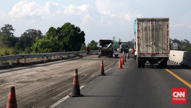 Memasuki ruas tol Kayu Agung mengarah kota Palembang, beberapa ruas jalan yang rusak tengah diperbaiki untuk mengejar arus mudik lebaran yang diperkirakan mulai minggu depan. CNN Indonesia/Safir Makki