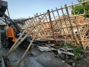 Sekeluarga di Bogor Mengungsi Usai Rumahnya Ambruk Diterjang Hujan Deras