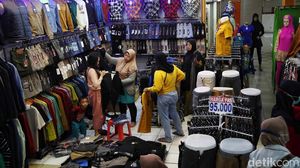 THR Cair, Warga Ramai-ramai Serbu Pusat Perbelanjaan