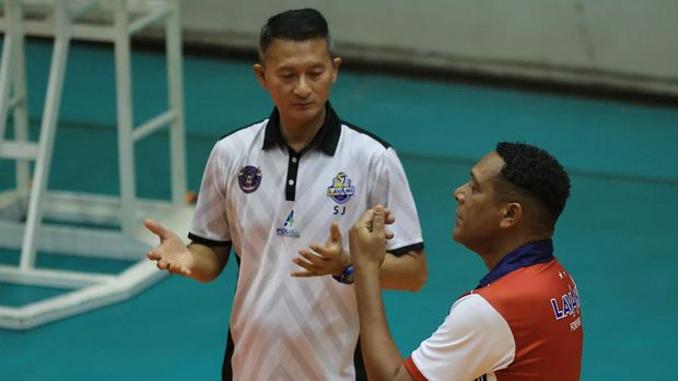 Timnas Voli Indonesia Mantan pemain Timnas Voli Indonesia yang juga asisten pelatih Jakarta LaVani Samsul Jais.