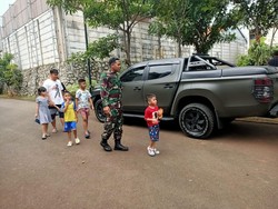 TNI Beri Trauma Healing ke Warga Terdampak Kebakaran Gudang Amunisi di Bogor