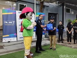 Ramadan Berbagi, TRANS7 Bagikan Sembako dan Paket Buka Puasa ke Warga