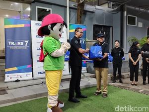 Ramadan Berbagi, TRANS7 Bagikan Sembako dan Paket Buka Puasa ke Warga Ramadan Berbagi, TRANS7 Bagikan Sembako dan Paket Buka Puasa ke Warga