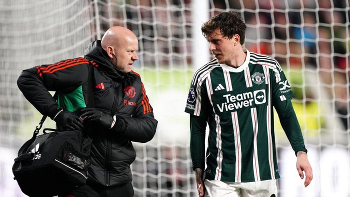 Victor Lindelof Manchester United's Victor Lindelof leaves the pitch with an injury during the Premier League match at the Gtech Community Stadium, London. Picture date: Saturday March 30, 2024. (Photo by Zac Goodwin/PA Images via Getty Images)