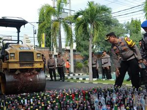 Polresta Banyuwangi Musnahkan 1,6 Ton Miras-Knalpot Brong Hasil Operasi Pekat Polresta Banyuwangi Musnahkan 1,6 Ton Miras-Knalpot Brong Hasil Operasi Pekat