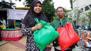 Warga Antusias Belanja Sembako Murah di Jakpus