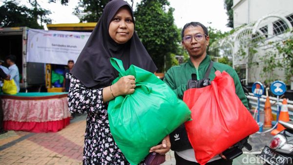 Warga Antusias Belanja Sembako Murah di Jakpus