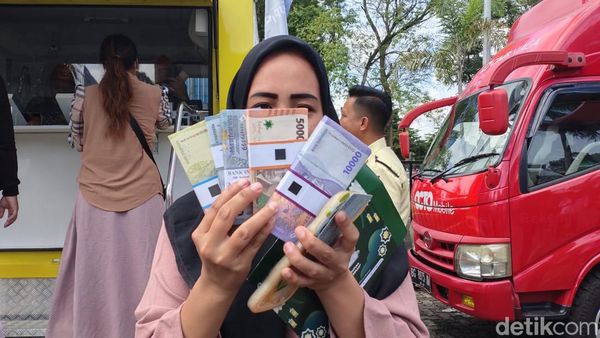 Antusiasme Warga Tukar Uang Baru di Halaman DPRD Sumsel