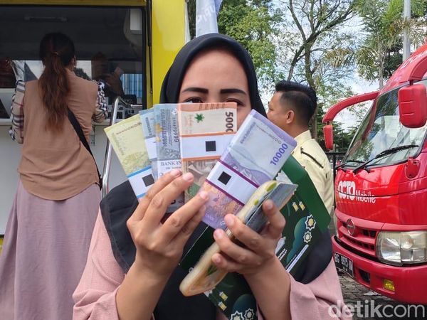 Antusiasme Warga Tukar Uang Baru di Halaman DPRD Sumsel