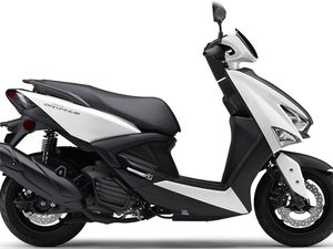 Tampang Motor Baru Yamaha yang Mesinnya Irit dan Bagasinya Muat Helm