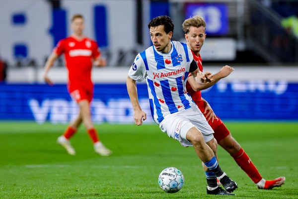 HEERENVEEN, NETHERLANDS - APRIL 3: Thom Haye of SC Heerenveen and Michel Vlap of FC Twente battle for the ball during the Dutch Eredivisie match between sc Heerenveen and FC Twente at Abe Lenstra Stadion on April 3, 2024 in Heerenveen, Netherlands. (Photo by Nesimages/Raymond Smit/DeFodi Images via Getty Images)