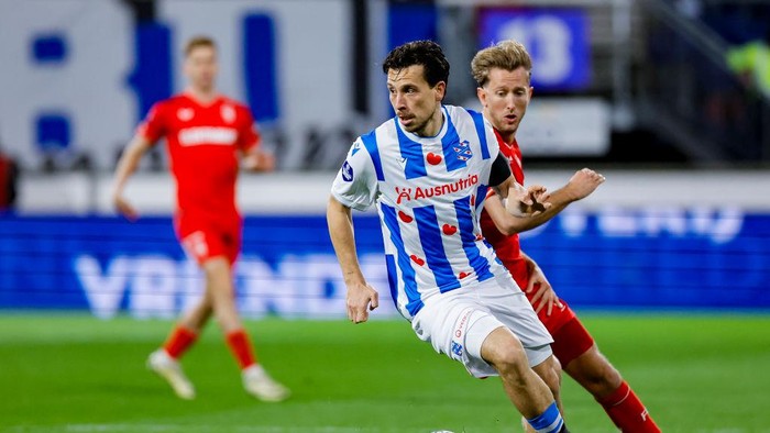 HEERENVEEN, NETHERLANDS - APRIL 3: Thom Haye of SC Heerenveen and Michel Vlap of FC Twente battle for the ball during the Dutch Eredivisie match between sc Heerenveen and FC Twente at Abe Lenstra Stadion on April 3, 2024 in Heerenveen, Netherlands. (Photo by Nesimages/Raymond Smit/DeFodi Images via Getty Images)