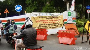 Ada Proyek Saluran Air, Jalan Cikini Makin Sempit