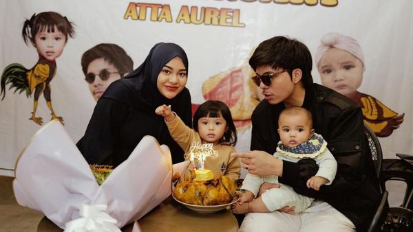 7 Foto Anniversary ke 3 Atta-Aurel Bertema Pecel Lele, Bunganya Dari Lalapan