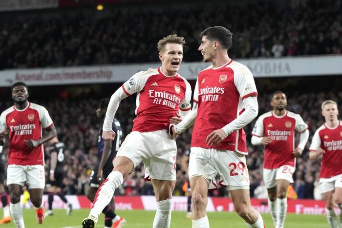 Arsenal's Martin Odegaard, left, celebrates with Arsenal's Kai Havertz after scoring his side's opening goal during the English Premier League soccer match between Arsenal and Luton Town at the Emirates Stadium, London, Wednesday, Apr. 3, 2024. (AP Photo/Frank Augstein)