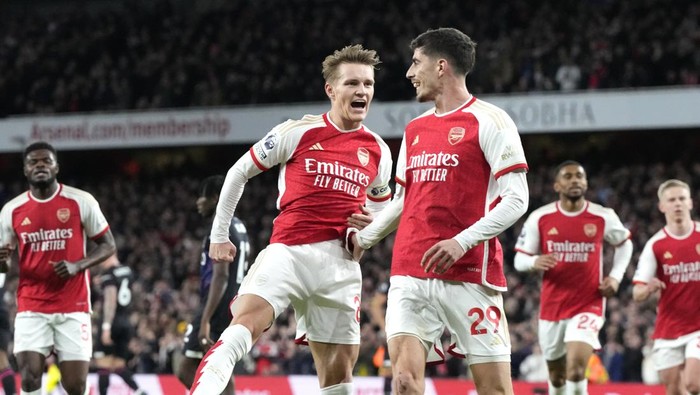 Arsenals Martin Odegaard, left, celebrates with Arsenals Kai Havertz after scoring his sides opening goal during the English Premier League soccer match between Arsenal and Luton Town at the Emirates Stadium, London, Wednesday, Apr. 3, 2024. (AP Photo/Frank Augstein)