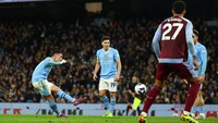 Di babak kedua, City menambah dua gol lagi. Foden memborong golnya, untuk sekaligus mencatat hat-trick ke gawang Aston Villa. Skor 4-1 menutup jalannya laga. REUTERS/Molly Darlington  