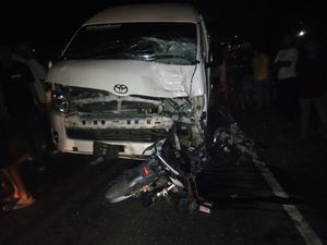 2 Remaja Boncengan Motor Tewas Tabrakan dengan Minibus di Lapri Bone 2 Remaja Boncengan Motor Tewas Tabrakan dengan Minibus di Lapri Bone