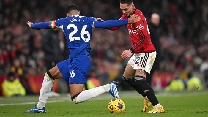 MANCHESTER, ENGLAND - DECEMBER 06: Manchester United player Antony challenges Levi Colwill during the Premier League match between Manchester United and Chelsea FC at Old Trafford on December 06, 2023 in Manchester, England. (Photo by Stu Forster/Getty Images)