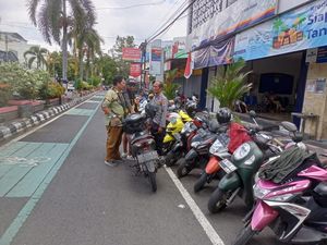 Jalan Depan Rumah Jadi Parkir Liar Dadakan, Kita Bisa Apa?