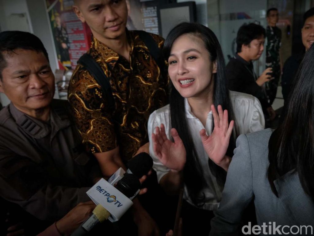 Sandra Dewi Muncul Diperiksa Kejagung, Ayu Ting Ting Rencana Nikah November 2024