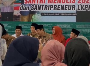 Senyum Canggung Hendi Saat Didoakan Elektabilitas Makin Moncer di Jateng Senyum Canggung Hendi Saat Didoakan Elektabilitas Makin Moncer di Jateng