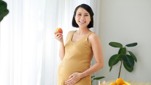 Ilustrasi Ibu Hamil Makan Buah