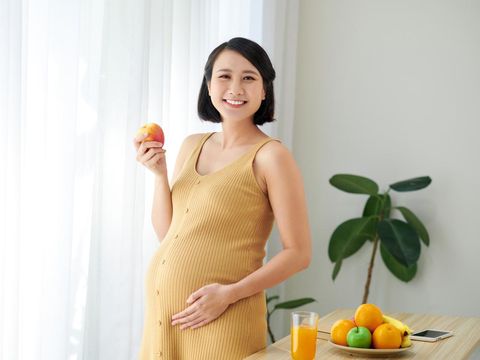 Ilustrasi Ibu Hamil Makan Buah