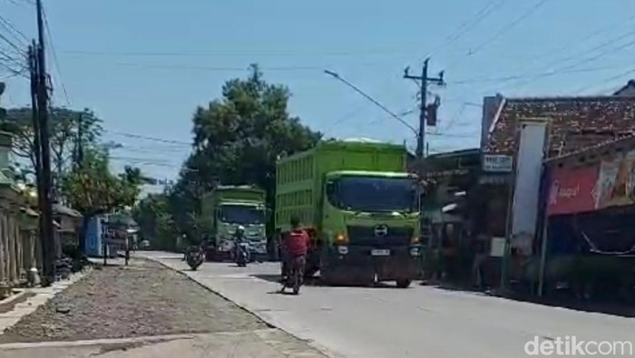 Ilustrasi truk galian C melintas di jalan raya.