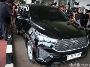 Bukan Rolls-Royce atau Maybach, Sandra Dewi Naik Innova Zenix