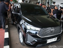 Bukan Rolls-Royce atau Maybach, Sandra Dewi Naik Innova Zenix