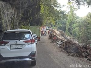 Poros Maros-Bone di Camba Macet Imbas Bongkar Muat, Pengendara Terjebak 2 Jam