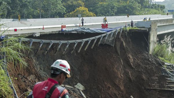 Begini Kondisi Jalan Tol Bocimi yang Amblas