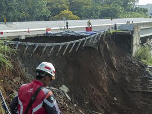 Mobil Terperosok di Longsor Bocimi, Polisi Pastikan Tak Ada Korban Jiwa Mobil Terperosok di Longsor Bocimi, Polisi Pastikan Tak Ada Korban Jiwa
