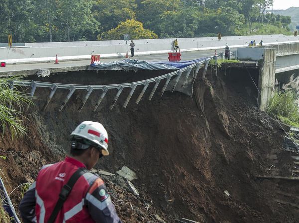 Begini Kondisi Jalan Tol Bocimi yang Amblas