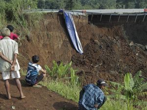 Peneliti BRIN Duga Longsor di Tol Bocimi Akibat Drainase Tak Efektif