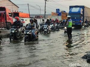 Jalur Pantura Sayung Demak Tergenang Rob, Lalu Lintas Tersendat Jalur Pantura Sayung Demak Tergenang Rob, Lalu Lintas Tersendat
