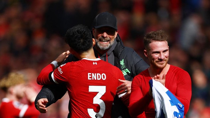 Soccer Football - Premier League - Liverpool v Brighton & Hove Albion - Anfield, Liverpool, Britain - March 31, 2024 Liverpools Wataru Endo and manager Juergen Klopp celebrate after the match REUTERS/Molly Darlington NO USE WITH UNAUTHORIZED AUDIO, VIDEO, DATA, FIXTURE LISTS, CLUB/LEAGUE LOGOS OR LIVE SERVICES. ONLINE IN-MATCH USE LIMITED TO 45 IMAGES, NO VIDEO EMULATION. NO USE IN BETTING, GAMES OR SINGLE CLUB/LEAGUE/PLAYER PUBLICATIONS.